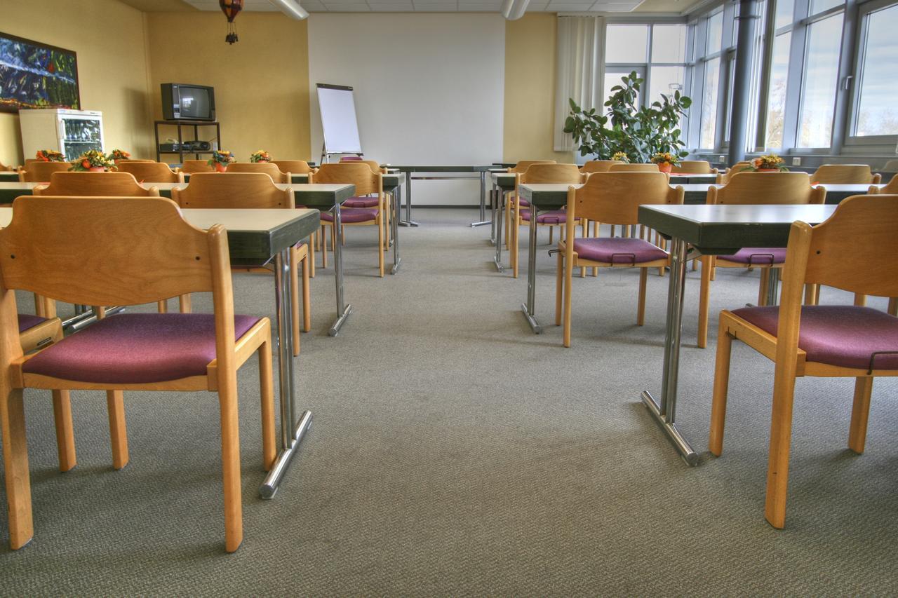 Sport Und Tagungshotel Кенцинген Екстериор снимка