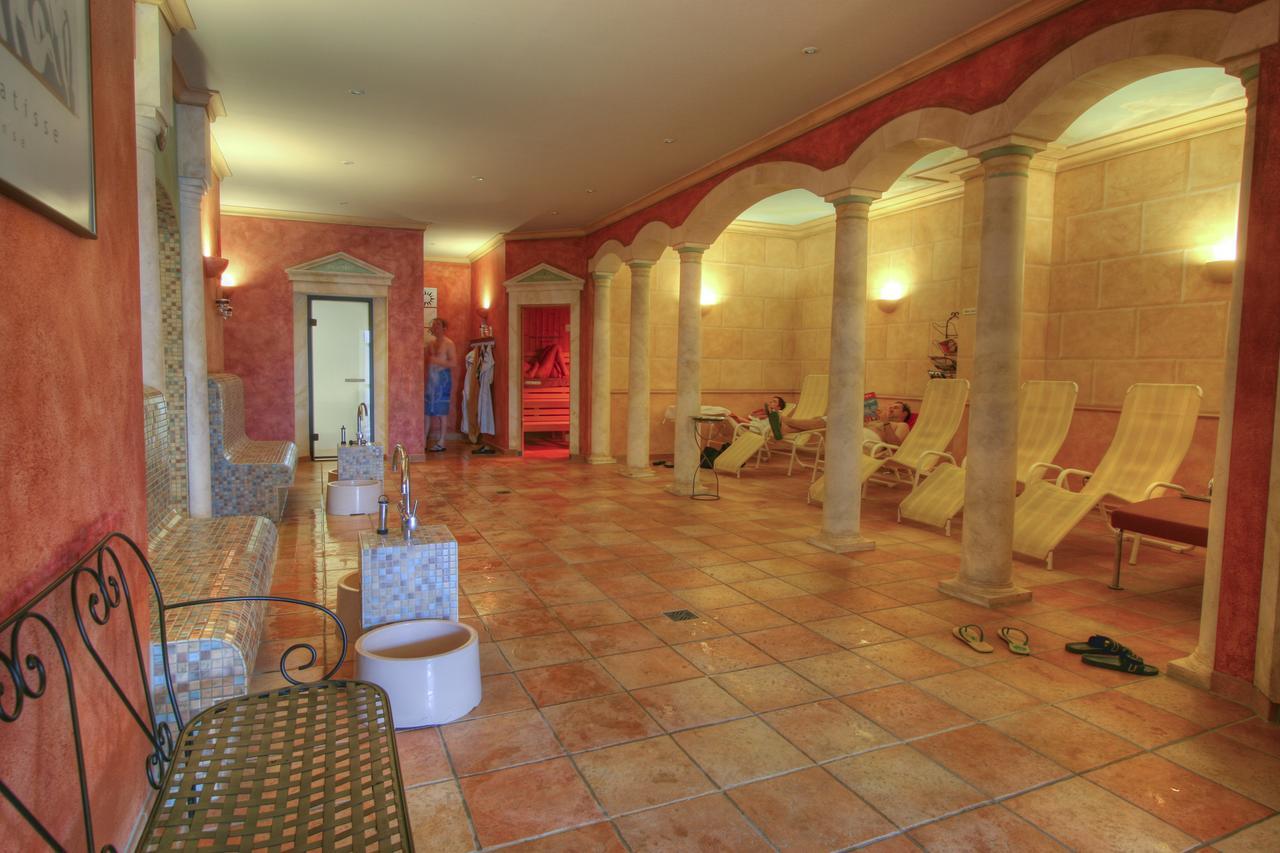 Sport Und Tagungshotel Кенцинген Екстериор снимка