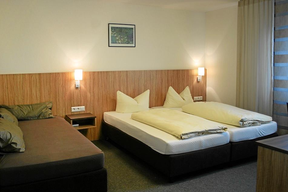 Sport Und Tagungshotel Кенцинген Екстериор снимка