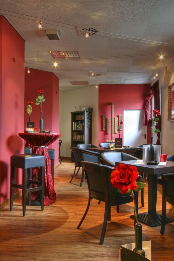 Sport Und Tagungshotel Кенцинген Екстериор снимка