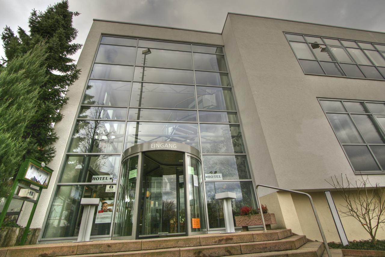 Sport Und Tagungshotel Кенцинген Екстериор снимка