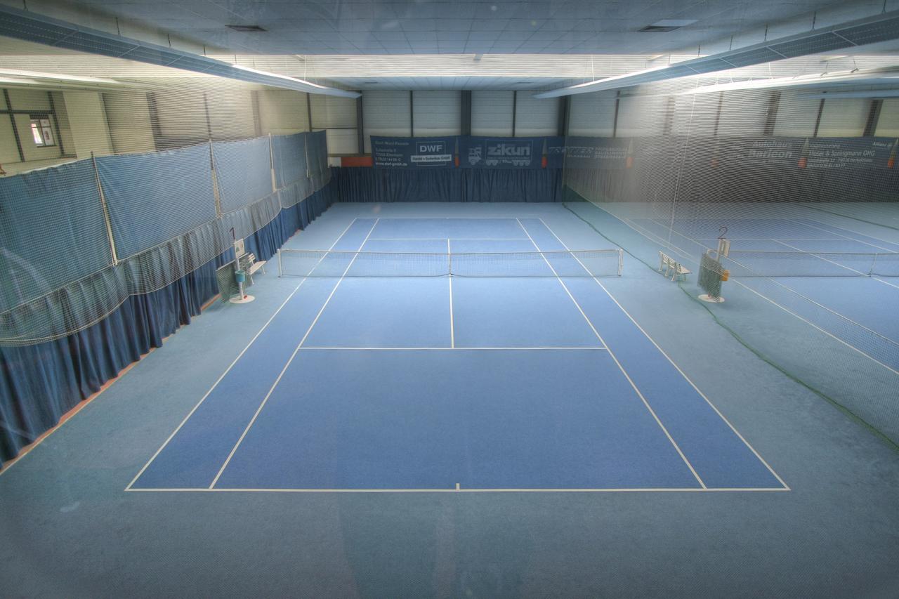 Sport Und Tagungshotel Кенцинген Екстериор снимка
