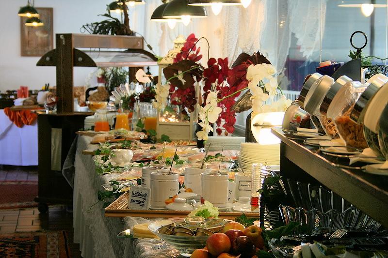 Sport Und Tagungshotel Кенцинген Екстериор снимка
