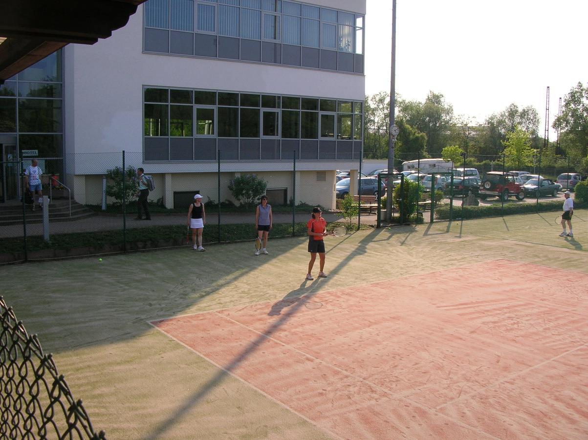 Sport Und Tagungshotel Кенцинген Екстериор снимка