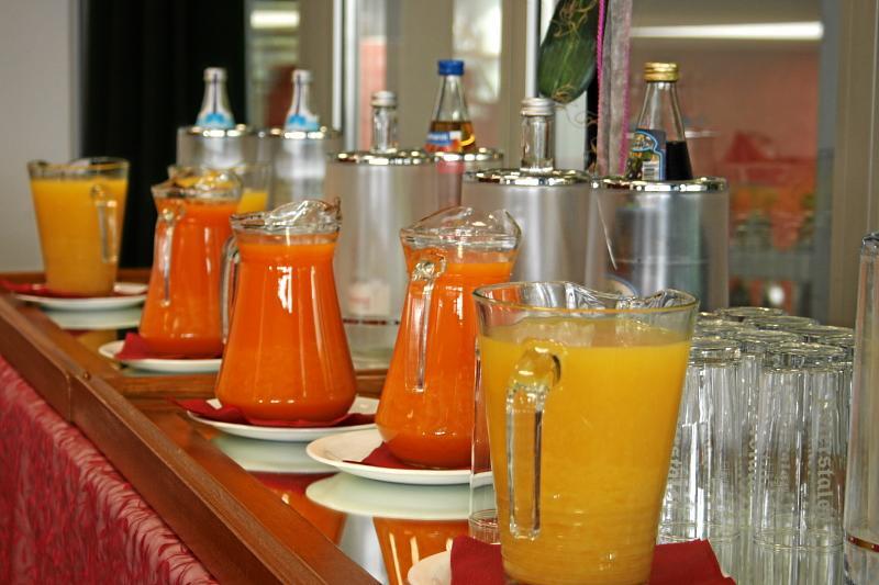 Sport Und Tagungshotel Кенцинген Екстериор снимка