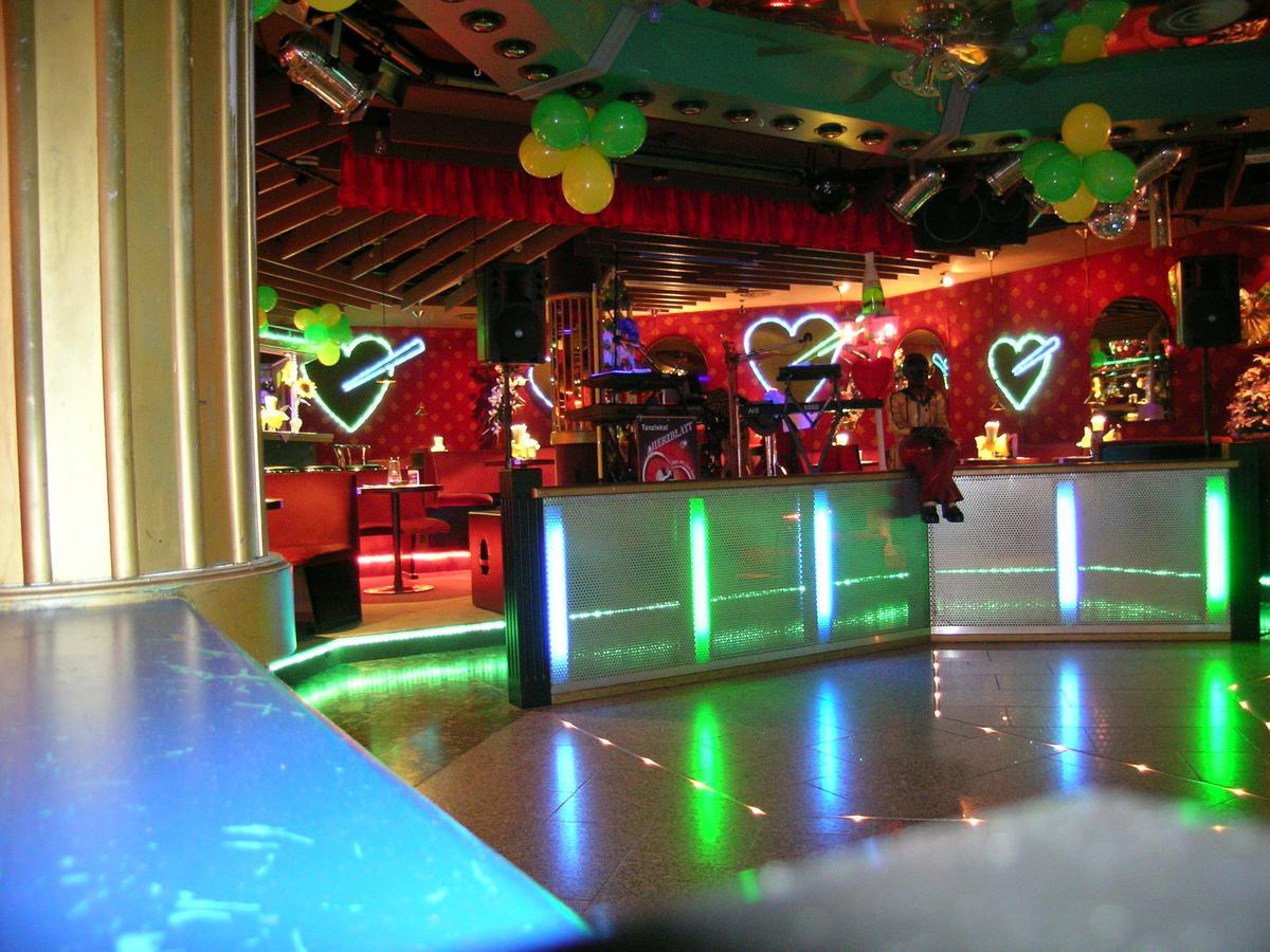Sport Und Tagungshotel Кенцинген Екстериор снимка