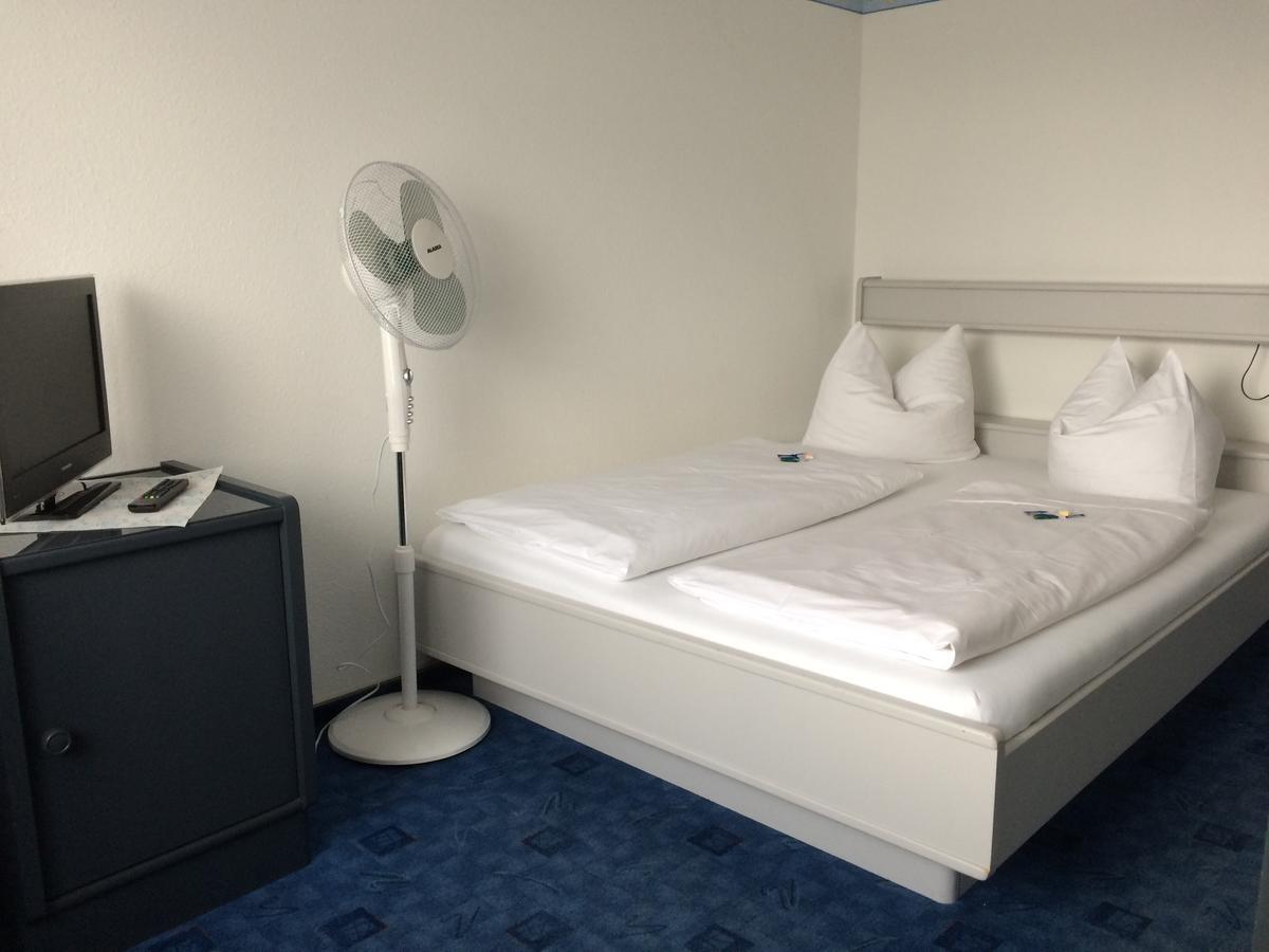 Sport Und Tagungshotel Кенцинген Екстериор снимка