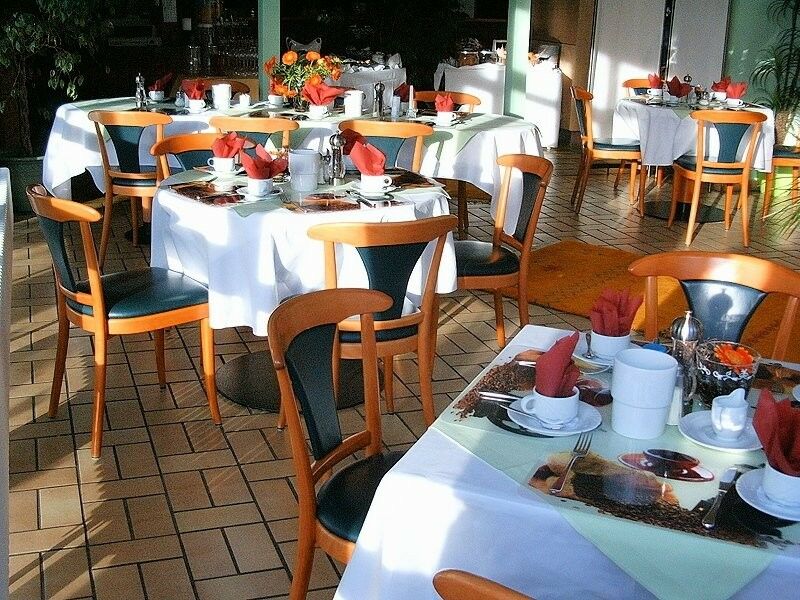Sport Und Tagungshotel Кенцинген Екстериор снимка